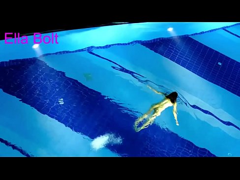 ❤️ मी पाहणे थांबवू शकत नाही, तरुण गोरा ELLA BOLT रिसॉर्ट पूलमध्ये नग्न पोहताना पकडला गेला ❤️ गुदद्वारासंबंधीचा अश्लील ❤